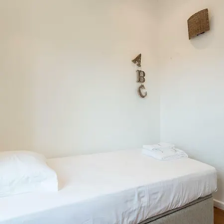Feels Like Estrela Modern Flat