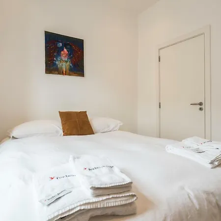 Feels Like Estrela Modern Flat